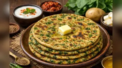 Aloo Palak Paneer Paratha: घरवालों को खिलाना है कुछ खास, बनाएं गरमा-गरम टेस्टी आलू पालक पनीर पराठा