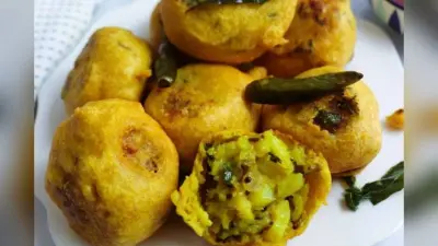एकादशी व्रत में कुट्टू और साबूदाना आटे से बनाएं क्रिस्पी व्रत वाला आलू वडा