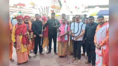 Basukinath: फौजदारी बाबा मंदिर की शिखर से उतारा गया पंचशूल, 15 को दुल्हा बनेंगे भोलेनाथ