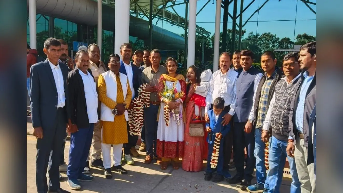 बड़कागांव पहुंचे मॉरीशस के पूर्व उप प्रधानमंत्री की बेटी-दामाद, रांची एयरपोर्ट पर भव्य स्वागत