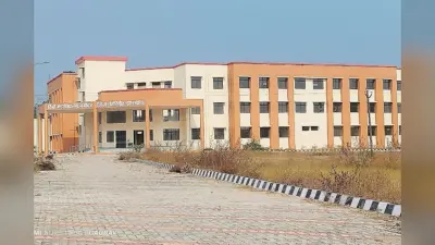 शिलान्यास हुआ, भवन भी बना… लेकिन पढ़ाई शुरू नहीं? गिरिडीह के बगोदर में युवाओं का भविष्य अधर में