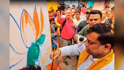 बंगाल चुनाव 2026: दीवाल पर भाजपा का चुनाव प्रचार शुरू, सुकांत मजूमदार ने की पेंटिंग