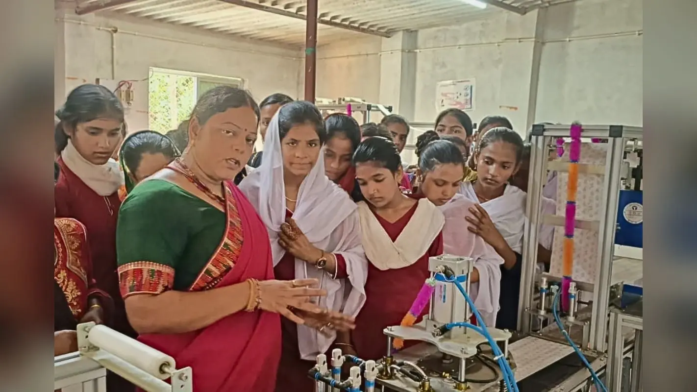 बिहार की ‘पैड वाली मुखिया’ की कहानी, लॉकडाउन में शुरू की यूनिट, अब लाखों महिलाओं की हैं प्रेरणा
