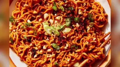 5 मिनट में दिल जीत लेगी बटर गार्लिक मैगी – स्वाद ऐसा कि बार-बार बनाने का मन करे