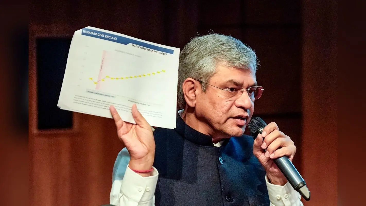 कैबिनेट का फैसला: 1,677 करोड़ का श्रीनगर एयरपोर्ट एन्क्लेव, गुजरात मेट्रो विस्तार को मंजूरी