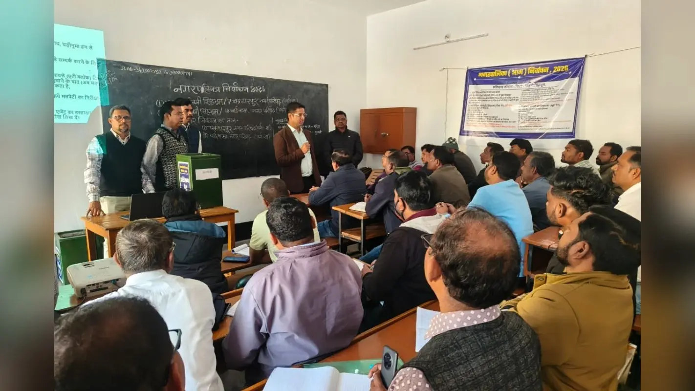 चाईबासा निकाय चुनाव : बैलेट पेपर से वोटिंग की मिली ट्रेनिंग, 220 अधिकारियों ने सीखी बारीकियां