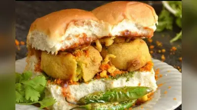 मुंबई के फेमस स्नैक को दें चीज़ी टच – घर पर बनाएं चीज़ी वड़ा पाव