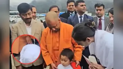 बच्चे ने पैर छूकर जापान में सीएम योगी को सुनाया संस्कृत का श्लोक, देखें वीडियो