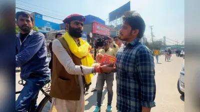 वैलेंटाइन-डे पर कपल को थमाया हनुमान चालीसा, ‘जहां मिलेंगे बाबू सोना, तोड़ देंगे कोना-कोना’ के लगे थे पोस्टर