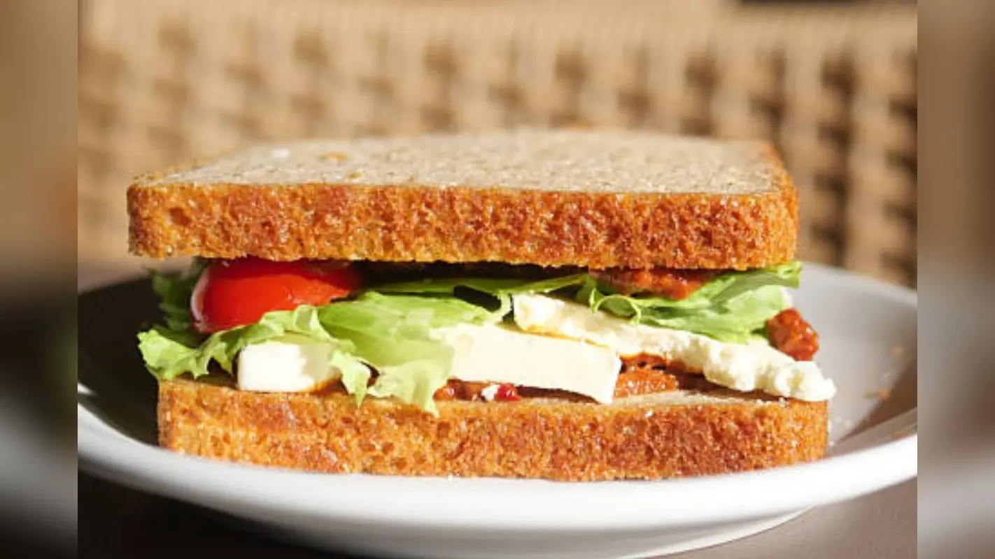 Cream Sandwich Recipe: ब्रेकफास्ट में बनाएं सबकी फेवरेट क्रीम सैंडविच, मिनटों में होगा तैयार