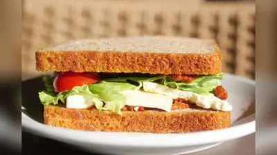 Cream Sandwich Recipe: ब्रेकफास्ट में बनाएं सबकी फेवरेट क्रीम सैंडविच, मिनटों में होगा तैयार