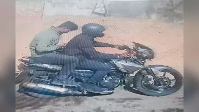 घाटोटांड़ में दिनदहाड़े महिला से चेन छिनतई, बाइक छोड़कर फरार हुए अपराधी