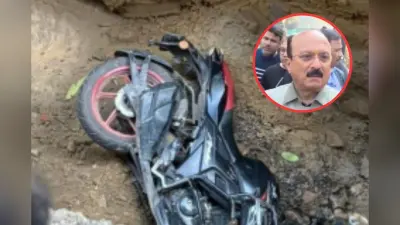 दिल्ली : सड़क के गड्ढे में गिरकर बाइक सवार की मौत, सीसीटीवी फुटेज खंगालेगी पुलिस