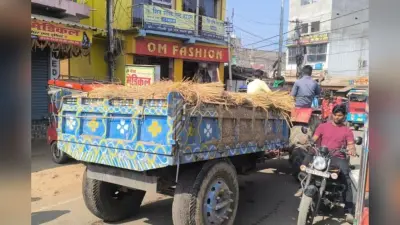 देवघर में माफियाओं का नया जुगाड़: पुलिस को चकमा देने के लिए ट्रैक्टर पर बिछाई पुआल, नीचे मिला अवैध बालू!