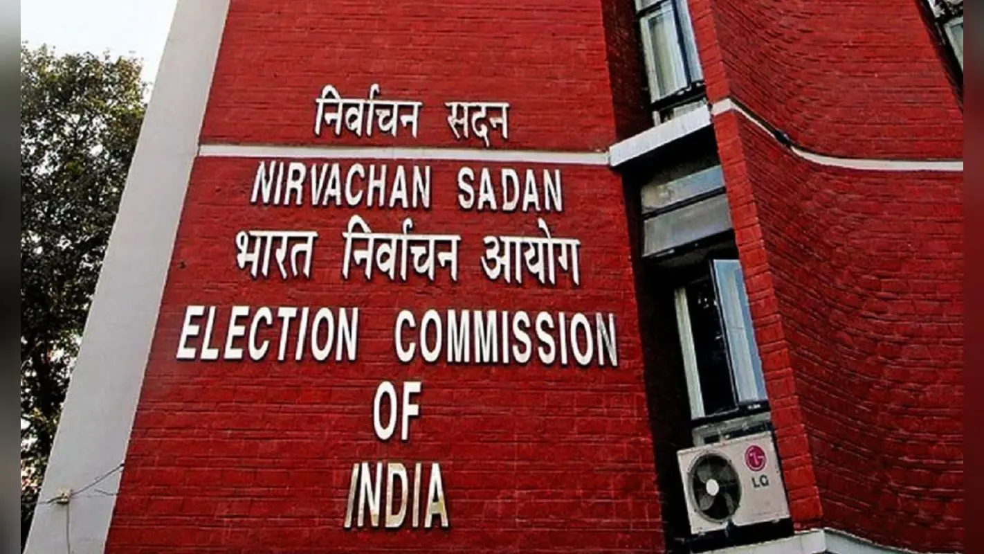 चुनाव आयोग का ममता बनर्जी पर पलटवार, बंगाल की कानून व्यवस्था को बताया बर्बाद