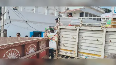 सड़क पर वाहन खड़ी करने से राहगीराें को परेशानी