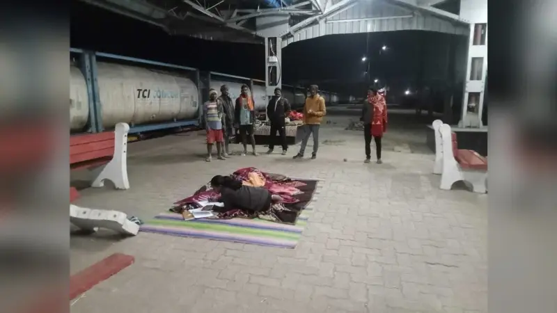 Chaibasa News : हाथियों के डर से स्टेशन पर रात बीता रहे रोड़ेबासा के ग्रामीण