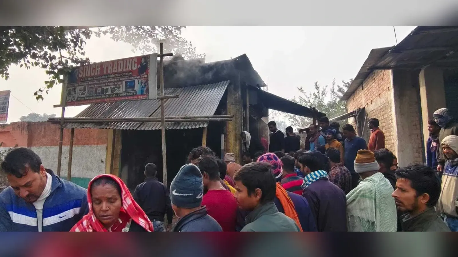 मोबाइल दुकान में लगी आग, लाखों की संपत्ति की क्षति