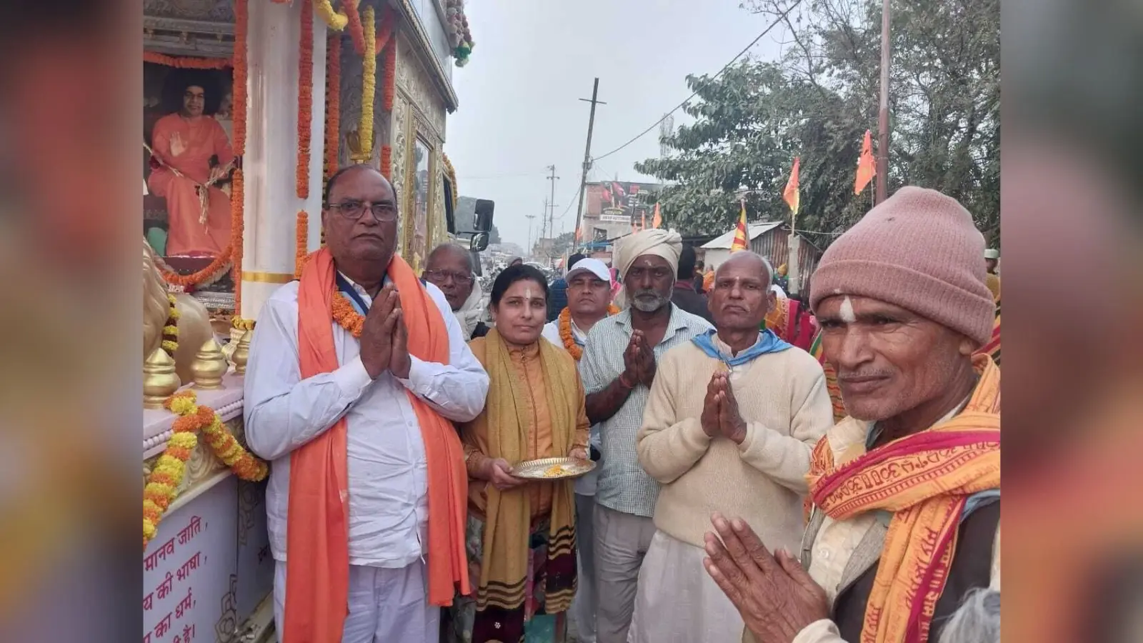 लोगों ने संत साईं बाबा के चरण पादुका छूकर लिया आशीर्वाद