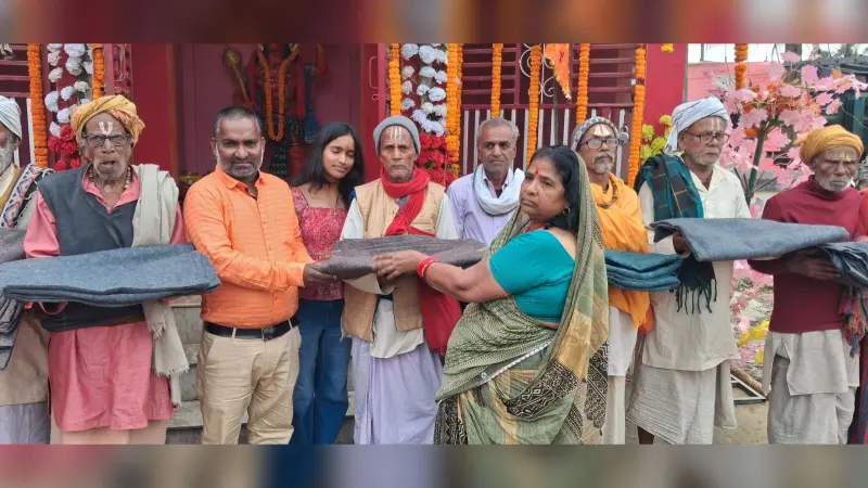 हनुमान मंदिर वार्षिकोत्सव के समापन पर साधुओं के बीच कंबल का वितरण