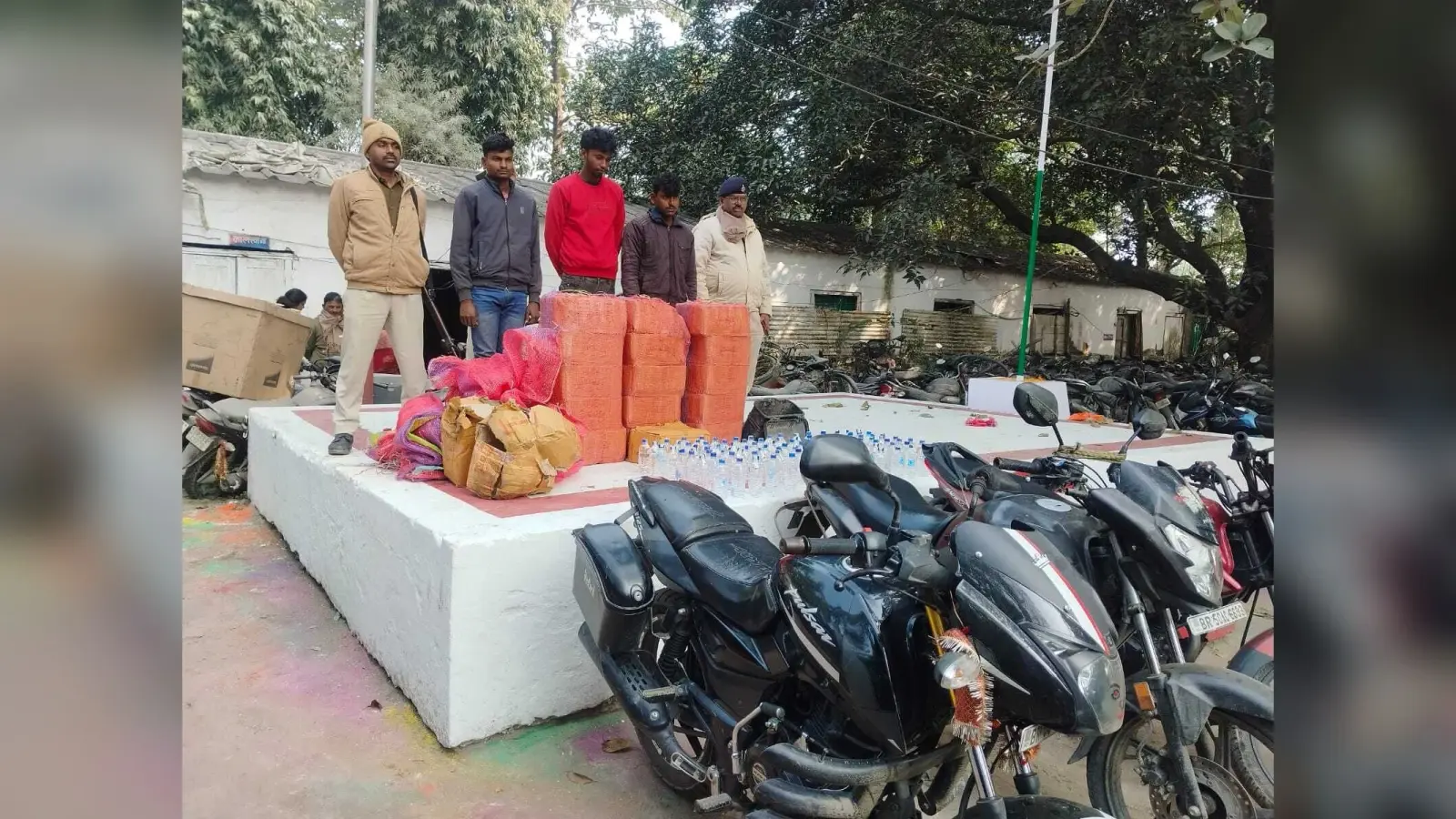 600 बोतल शराब के साथ एक महिला सहित चार तस्कर गिरफ्तार