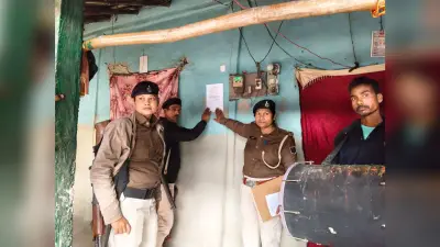 फरार आरोपित के घर चिपकाया इश्तेहार
