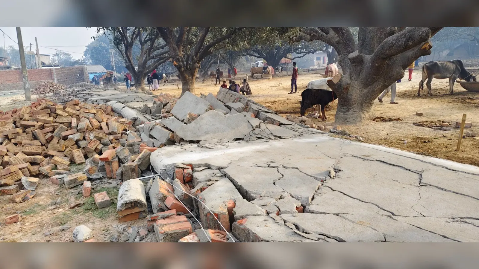 Bhagalpur news गार्ड को मारी गोली, जेसीबी से 370 फीट दीवार ध्वस्त कर 18 राउंड की फायरिंग