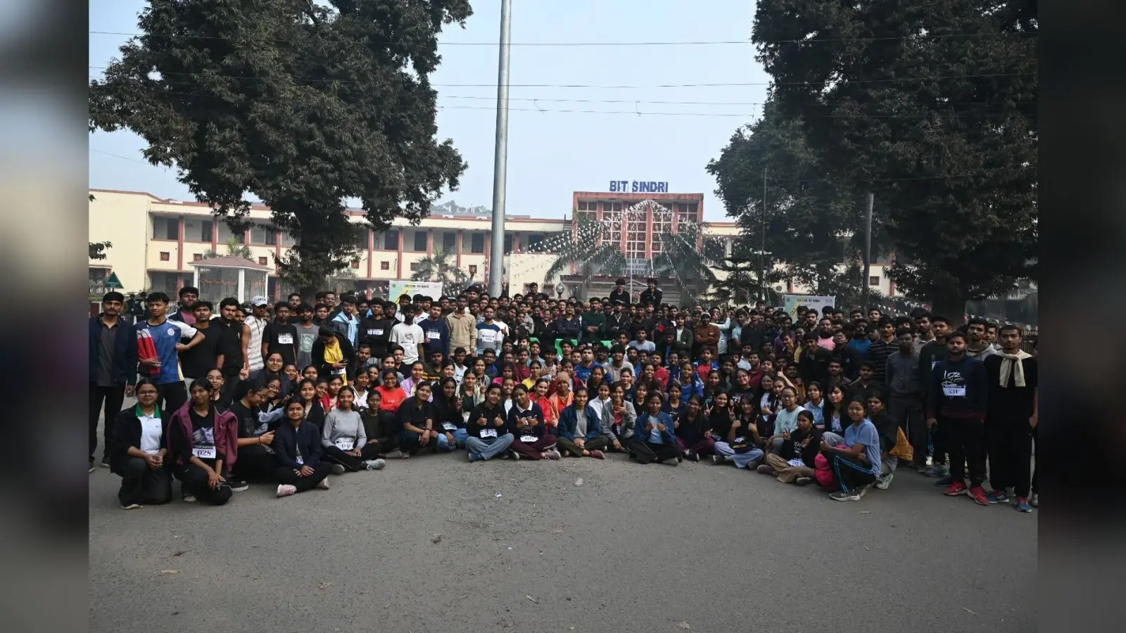 Dhanbad News: ग्रीन मैराथन में एक साथ 800 छात्रों ने लगायी दौड़