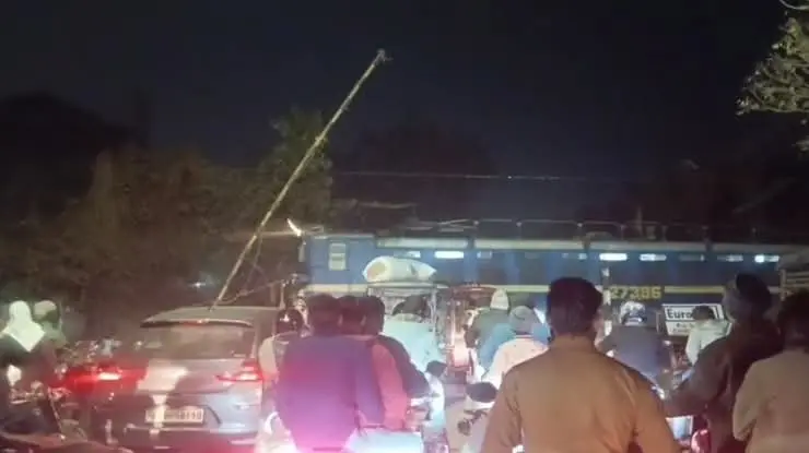 Dhanbad News: खुला था रेल फाटक और गुजर गयी मालगाड़ी, बड़ा हादसा टला