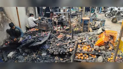 Dhanbad News: वासेपुर में दो दुकानों में लगी आग, लाखों का नुकसान