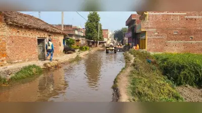ग्रामीणों के लिए नासूर बना नसेज गांव में मुख्य सड़क पर जलजमाव
