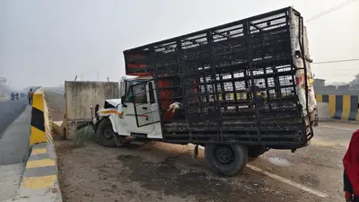 तेज रफ्तार पिकअप डिवाइडर से टकरायी, चालक व उप चालक जख्मी