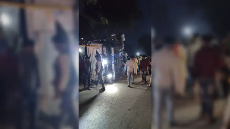 पुल पर ट्रक पलटने से घंटों बाधित रहा आवागमन