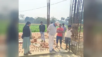 पंचायत सरकार भवन के निर्माण में गड़बड़ी पर बिफरे पदाधिकारी, दोबारा बीम ढालने का दिया निर्देश
