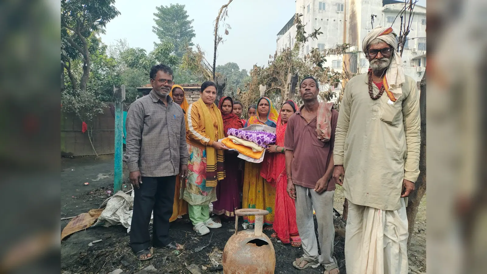 शिक्षिका ने अग्नि पीड़ित परिवार को दी राहत सामग्री