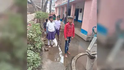 स्कूल परिसर में जमा नाले के पानी से बच्चों को परेशानी
