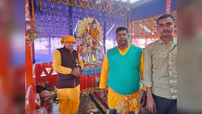 मनिहारी गंगा घाट पर आयोजित महायज्ञ में पूजा करने के लिए श्रद्धालुओं की उमड़ रही भीड़