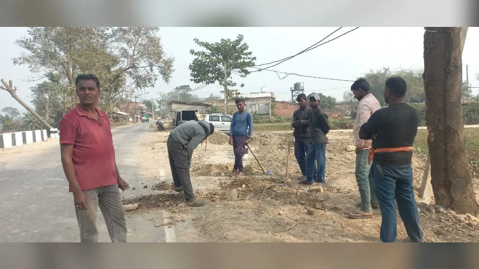 हफलागंज-कुरेठा सड़क निर्माण में कटी पाइप की जा रही दुरुस्त