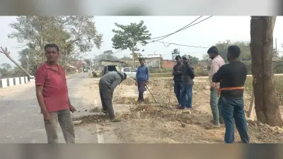 हफलागंज-कुरेठा सड़क निर्माण में कटी पाइप की जा रही दुरुस्त