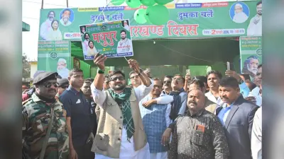 ढोल-नगाड़े और पारंपरिक हथियार के साथ झामुमो कार्यकर्ता पहुंचे दुमका