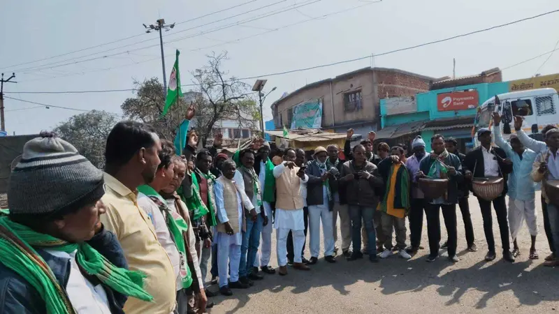 झामुमो स्थापना दिवस में शामिल होने कार्यकर्ता पहुंचे दुमका