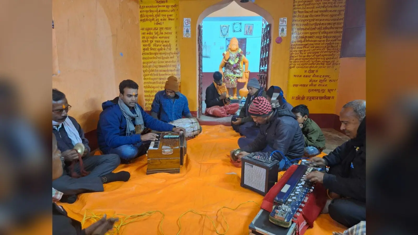 करौं में भजनों पर जमकर झूमे श्रोता