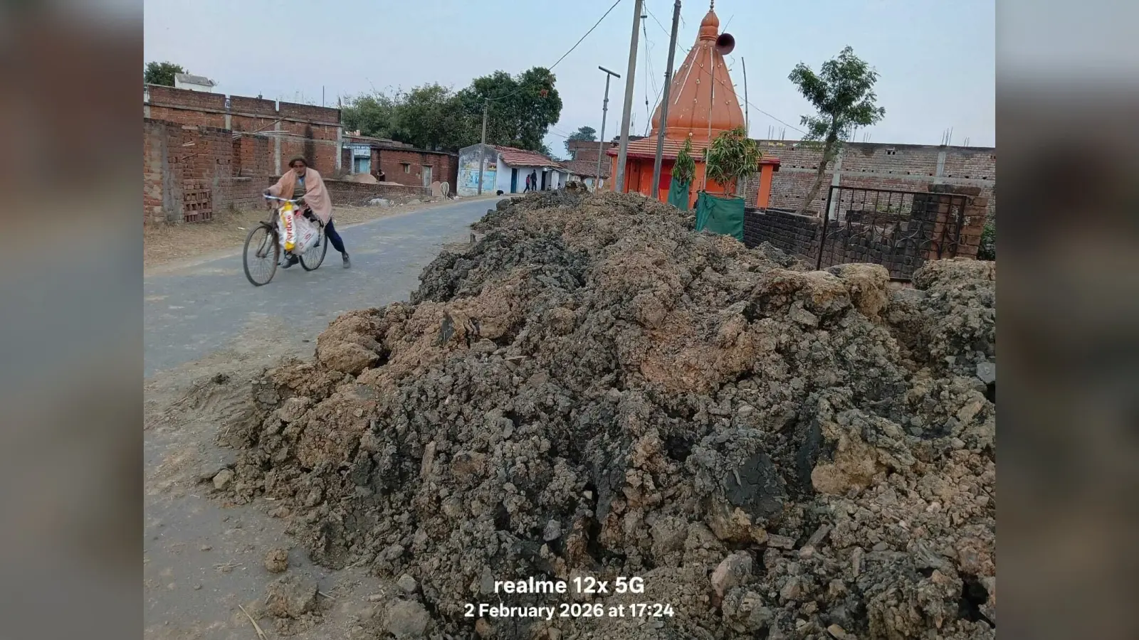 तालाब का मिट्टी सड़क पर फेंकने से लोगों की बढ़ी परेशानी