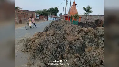 तालाब का मिट्टी सड़क पर फेंकने से लोगों की बढ़ी परेशानी