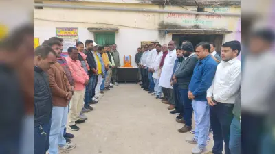नगर परिषद कार्यालय में समाजसेवी लक्ष्मण झा को दी श्रद्धांजलि