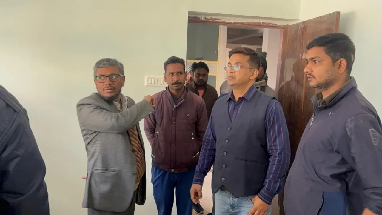 नये चिकित्सा पदाधिकारी डॉ नवाब अख्तर ने बन रहे भवन का किया निरीक्षण
