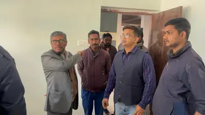 नये चिकित्सा पदाधिकारी डॉ नवाब अख्तर ने बन रहे भवन का किया निरीक्षण