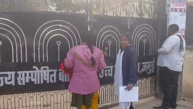 देर से पहुंचने पर नहीं मिला प्रवेश, रोती रहीं छात्राएं