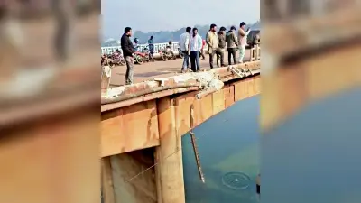 Rourkela News : जमुनानाकी ब्रिज का डिवाइडर तोड़ नदी में गिरा ट्रेलर, खलासी की मौत