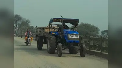 Seraikela Kharsawan News : ईचागढ़ में ट्रैक्टर से बालू की धड़ाधड़ चोरी, प्रशासन नदारद